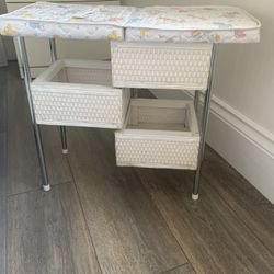 @@@ATTN COLLECTORS!! VINTAGE DOLL CHANGING STATION/TABLE