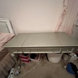 Champagne Silver Rooms 2 Go Vanity