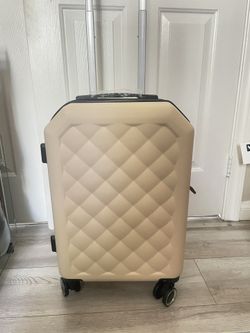 🧳 Brand New 21” Carry-On Luggage – $25 ✨ Beautiful beige/champagne color 🧳 21” carry-on size 💎 Stylish quilted diamond design 🔄 Smooth-rolling sp