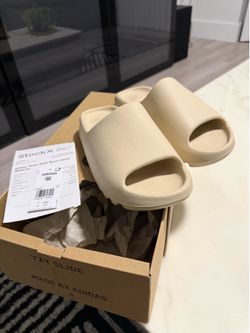 Yeezy Slides - NEW - size 7