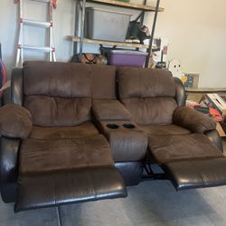 Reclining Loveseat with Center Console & Cupholders – Both Recliners Work