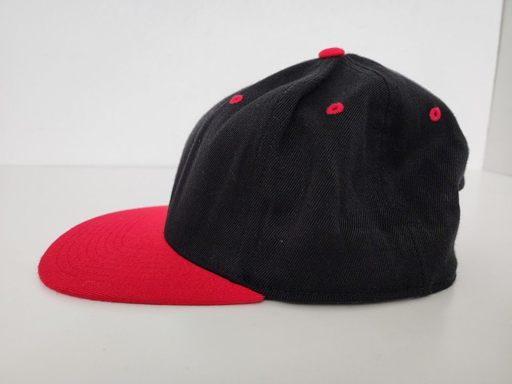 Classic Snapback Hat Black Red Cap