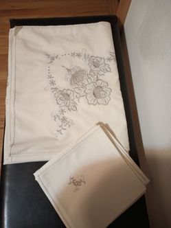 Beautiful 100" × 66" Embroidered Tablecloth With 8 Matching Napkins