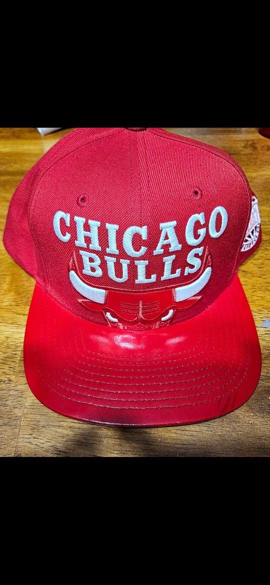 CHICAGO BULLS (UNIQUE) NEW MITCHELL & NESS ADJUSTABLE LEATHER CAP ( never worn) FIRM.