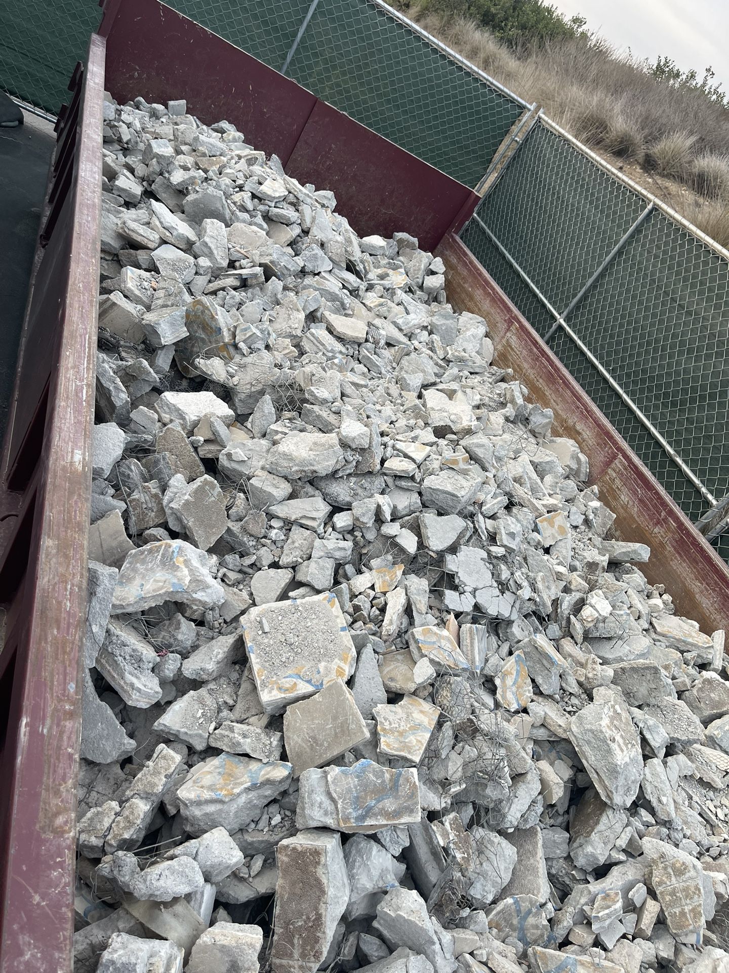 Looking for the lowest price in Southern California? This 15 Yard Lowboy for heavy materials beats any bin in its class.