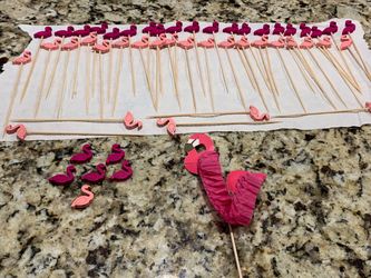 44 PCs of flamingo toothpicks wood for appetizers/ other food. Wood construction in dark and light pink & extra flamingo tops, has 1 large accent flam