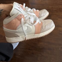 Cream Nikes