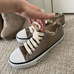 Size 38 Womenโs Sneakers