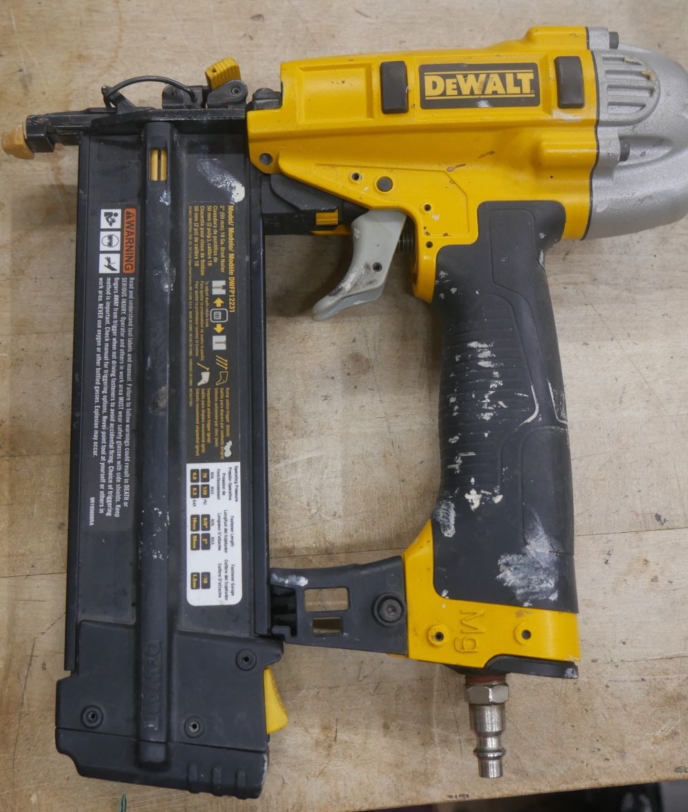 Dewalt Finish Nailer DWFP12231 pre owned 889707-2