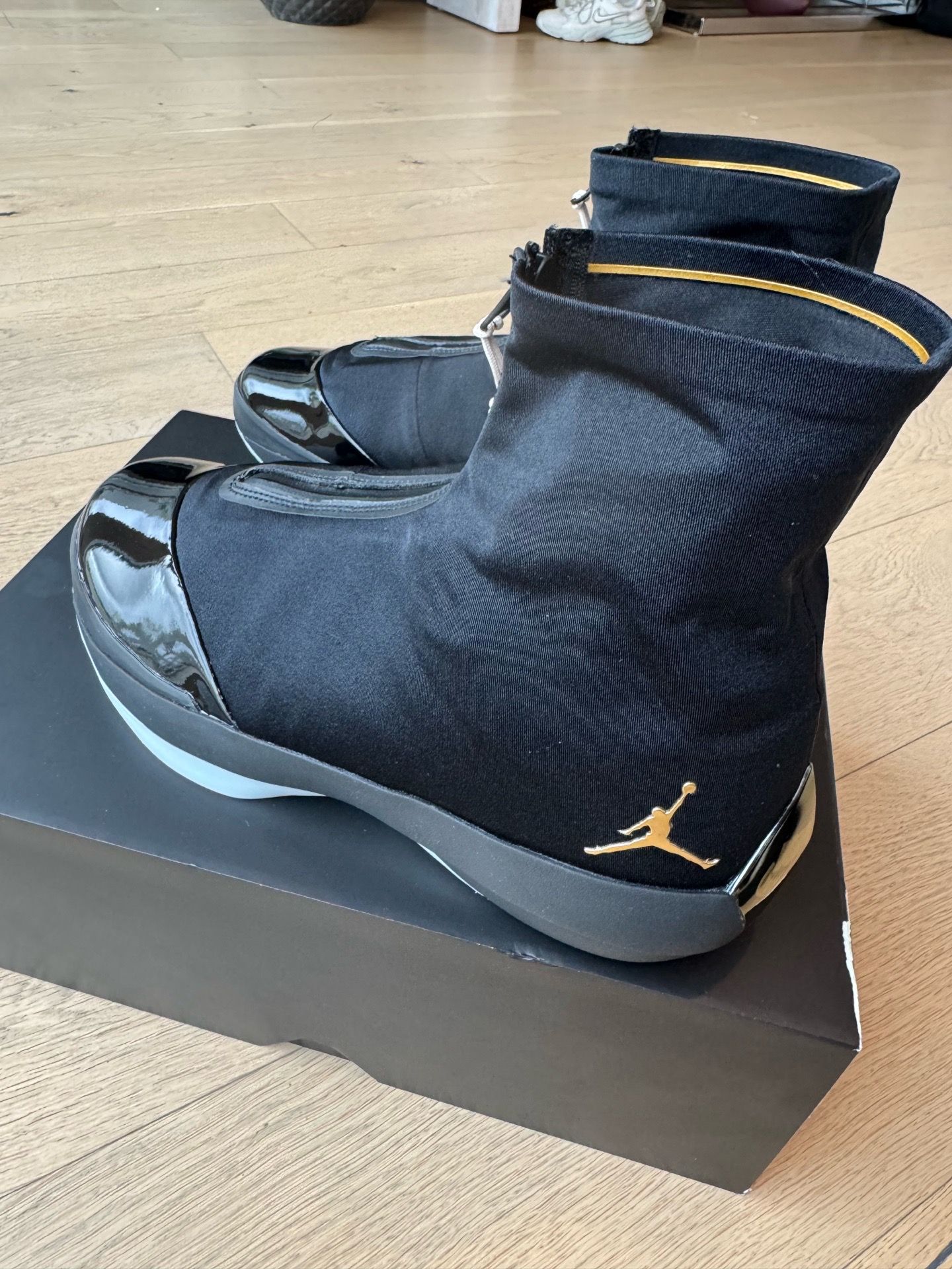 Jordan 40-28 Black Metallic Gold Size 10.5 NEW , MAKE OFFER