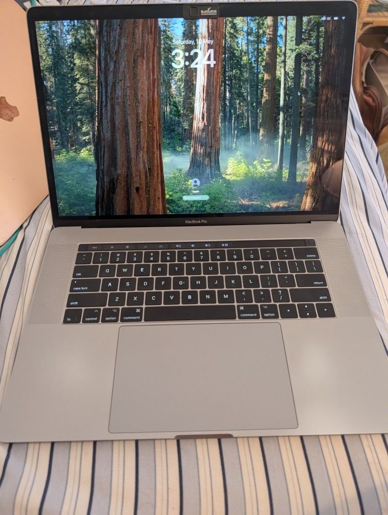 A1707 15 MacBook Pro w/Touchbar i7 16Gb Ram 512Gb SSD w