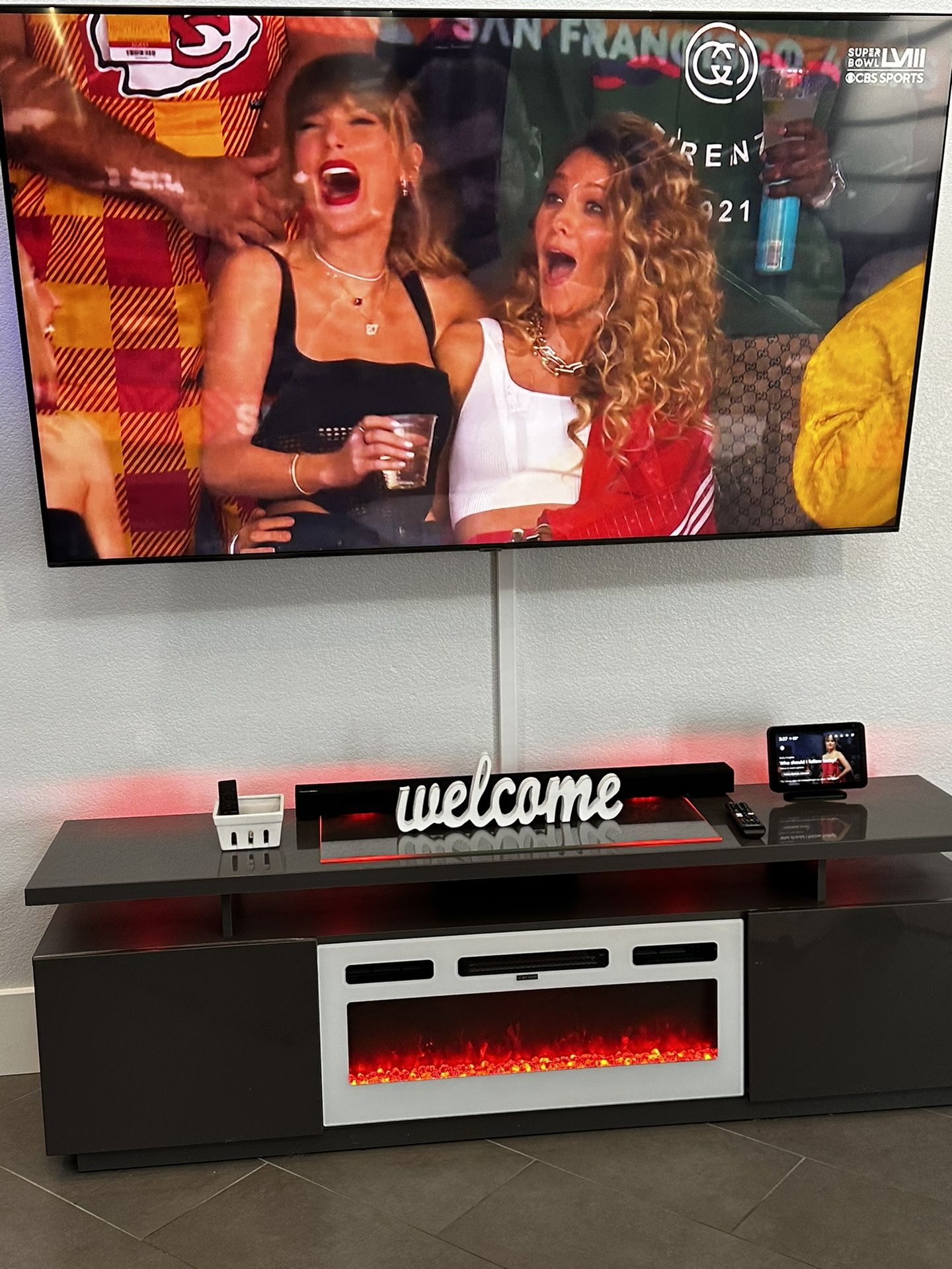 Hitachi 55” LCD TV ( Smart TV )