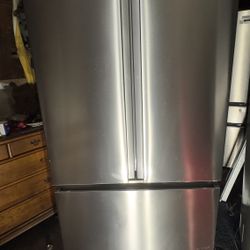 Hisense PureFlat Standard Depth 26.6 cu ft 3 Door French Door Refrigerator 