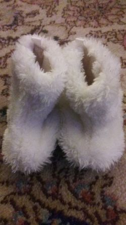 Used white boots 0-6months asking 1$ pick up in downey
