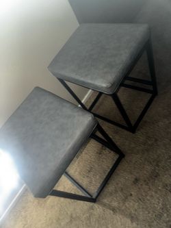 Stools (2) prices to sell fast