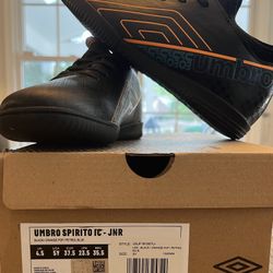 Youth 5Y Umbro Spirito Indoor Soccer Shoes