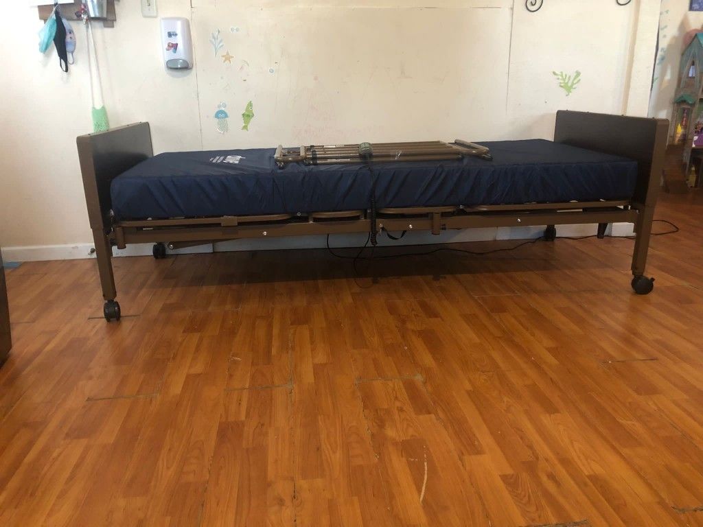 BRAND NEW DRIVE 1557 1HF MEDICAL ELECTRIC BED for Sale in La Porte, TX
