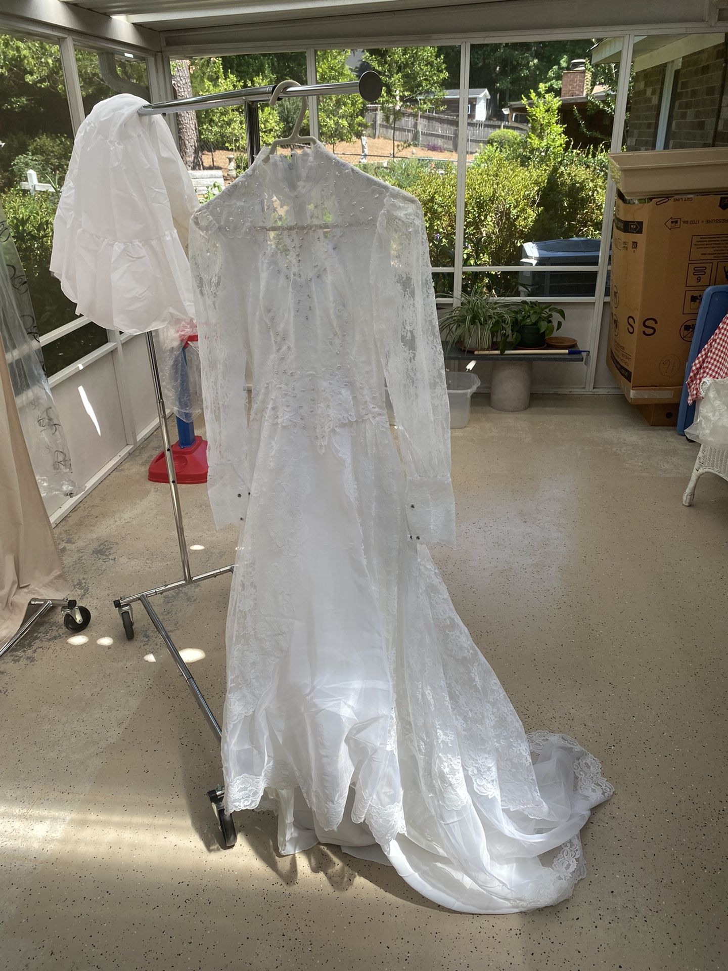 Size 5 ELEGANT Ritz Wedding Dress, Slip, Veil and Train