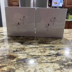 2 AirPods Pro USB - C  ( Active Noise Cancellation)