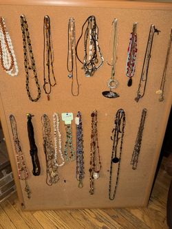 LOT OF 50 NECKLACES ALL DIFFERENT STYLES 