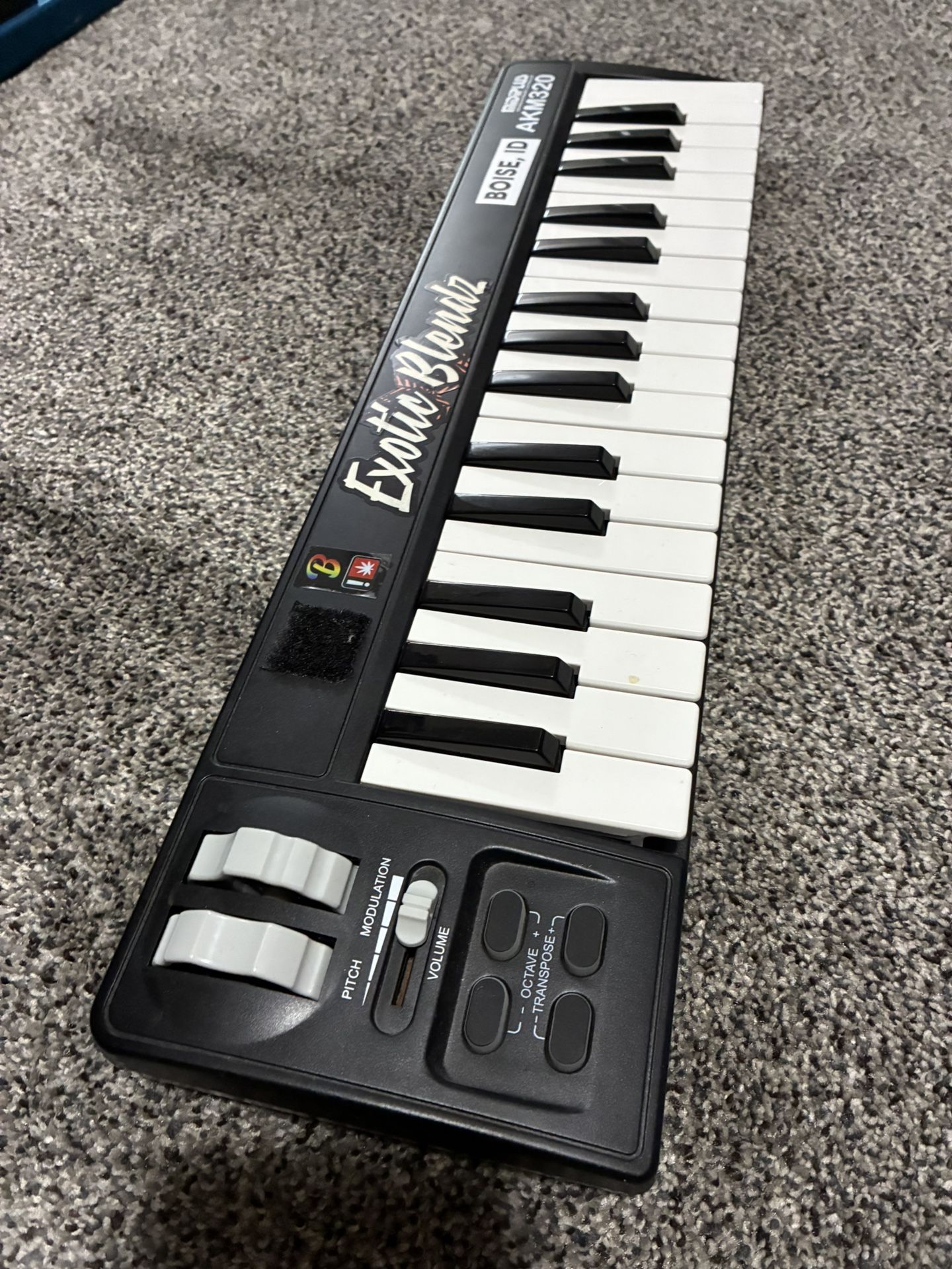 Midiplus AKM320 $20 MIDI Keyboard