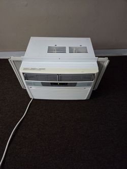 Air conditioner 6.000 BTU frigidaire.