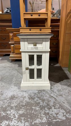 Tresanti Sloan Chairside Table With Power