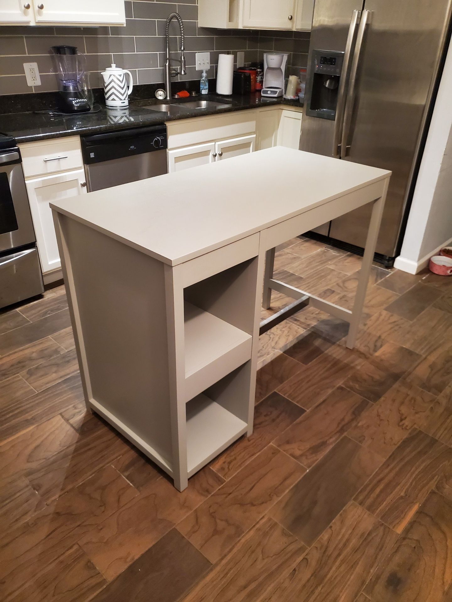 Kitchen island & Dining table
