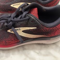 Brooks Like New Size 7-1:2