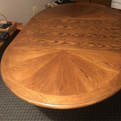Solid Wood  Claw Foot Oval Table With Etched Sides  Has  2 Leafs