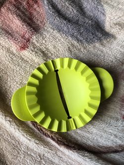 Empanada maker