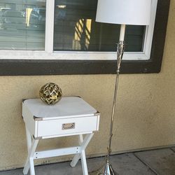 Beautiful table and lamp 16x18x24”  measure for table 58” for lamp see all pics table has some stains 110 for both
