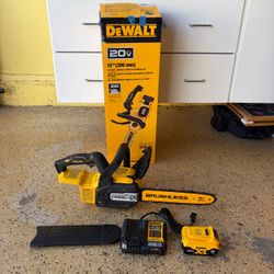 DEWALT 20-Volt MAX 12 in. Brushless Cordless Battery Powered Chainsaw Kit with 5.0 Ah Battery and Charger