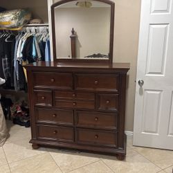 Dresser With Mirror
