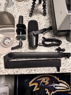 Shure MV7 Podcast mic w/ LP Elgato arm