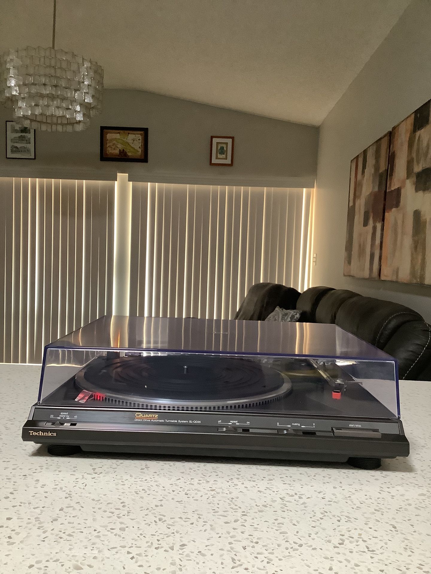 * TECHNICS * QUARTZ DIRECT DRIVE TURNTABLE IN NEAR MINT CONDITION . HARD TO FIND ONE FOR SALE IN THIS CONDITION . MUST SEE TO APPRECIATE .