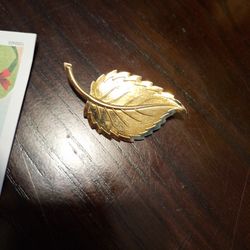 Vintage Textured Gold Tone Leaf Broche