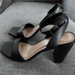  Black Heels 