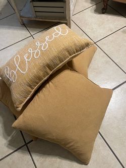 4 decorative pillows