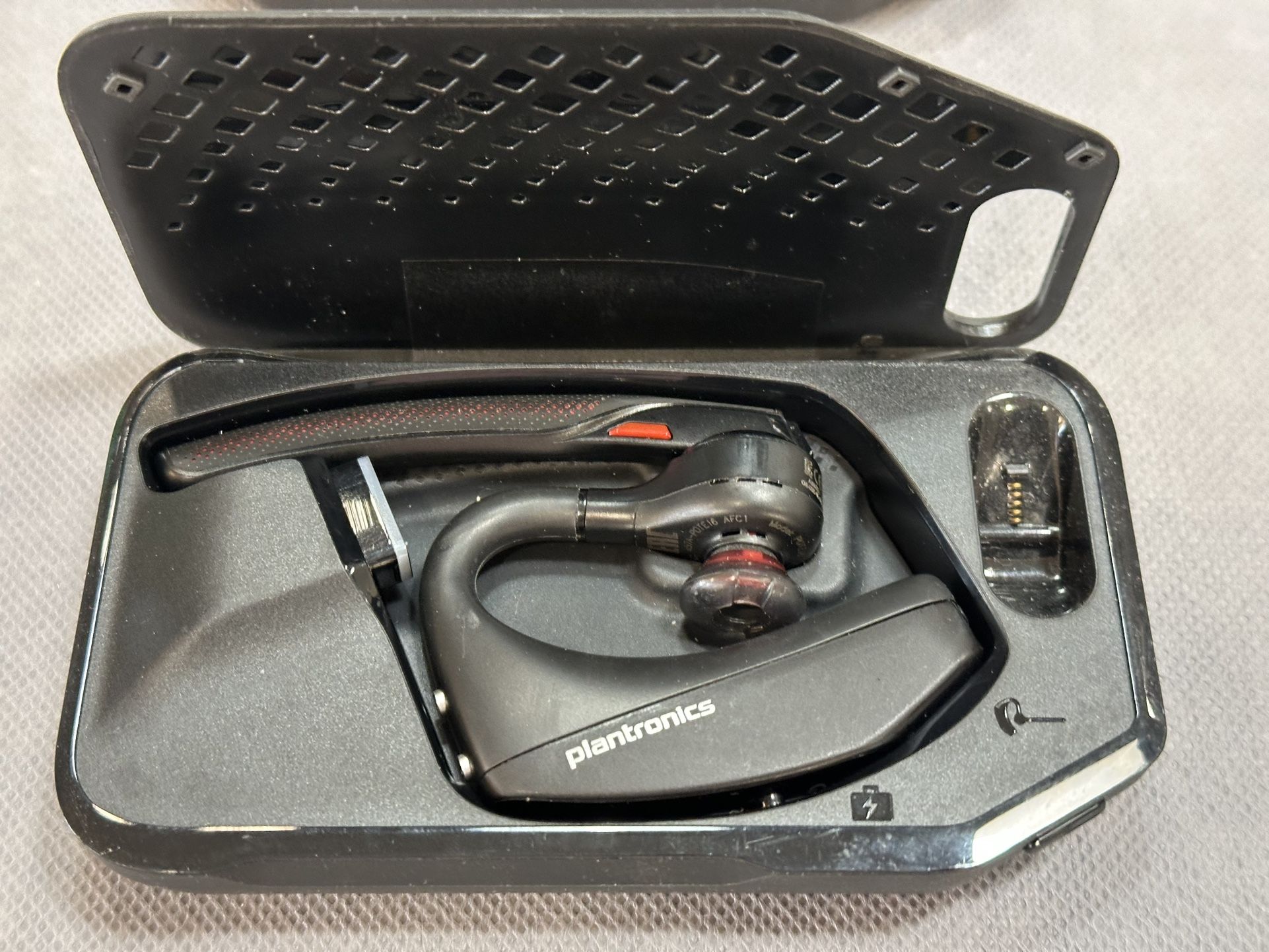 PLANTRONICS-VOYAGER 5200 UC (POLY) BLUETOOTH SINGLE EAR HEADSET.