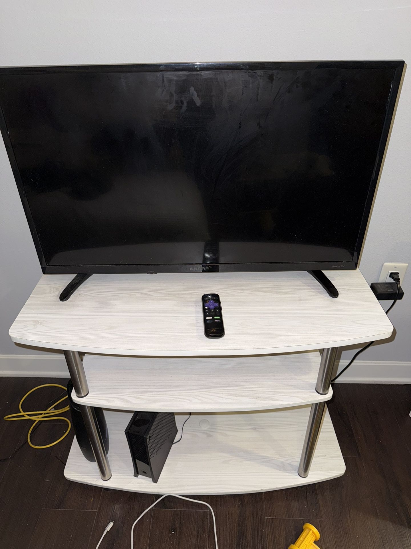 Roku 32 Inch Smart TV And TV Stand