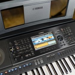 Yamaha PSR-SX900 61-Key Arranger Workstation - Keyboard 
