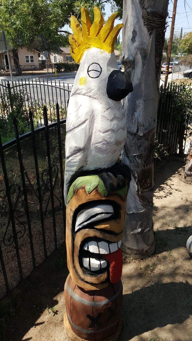 CHAIN SAW ART.... Custom cockatoo sitting tiki head. Serious buyers Only, low ballers will be ignored.