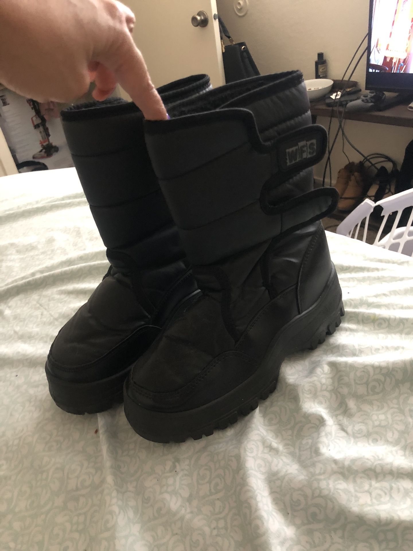 Kids snow boots size 4 USED ONCE vary good condition