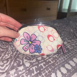 COACH PINK/MULTI SIGNATURE FLOWER COATED CANVAS KISSLOCK COIN PURSE