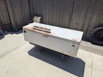 Truck tool box