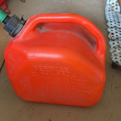 2.5 gallon gasoline can… With 1 gallon of gasoline, old gas.