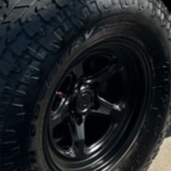 Jeep Gladiator Lift 2.5 Inch Roughcountry Lift Wheel And Tire  Package 35s. $2200  Installed 