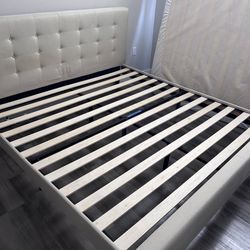The Platform Bed, with its classic button tufting and plush foam padding, brings a cozy, chic ambiance to your bedroom