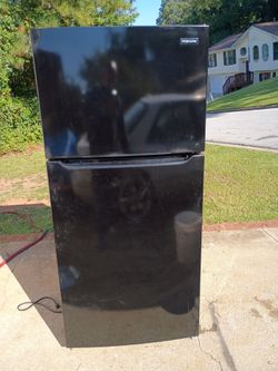 Frigidaire Top Freezer Refrigerator FFTR1835VB0